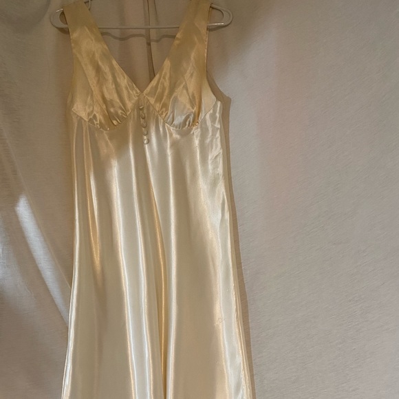 ❗️Vintage❗️White Satin Gown - Picture 5 of 6
